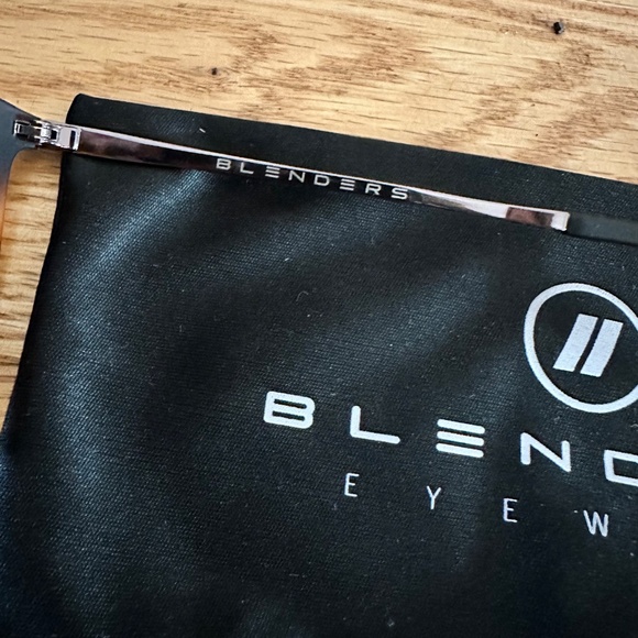 Blenders North Park Series Sunglasses in Broadway Nika Polarized - Picture 8 of 9